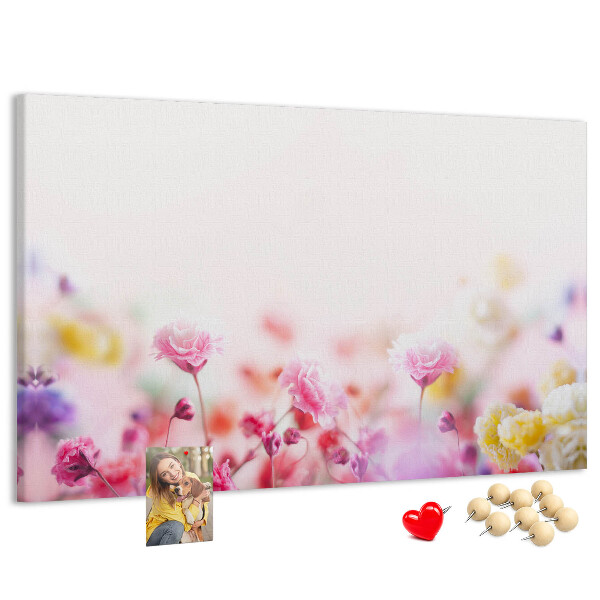 Tablero de corcho decorado con estampado floral en tonos pastel
