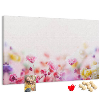 Tablero de corcho decorado con estampado floral en tonos pastel