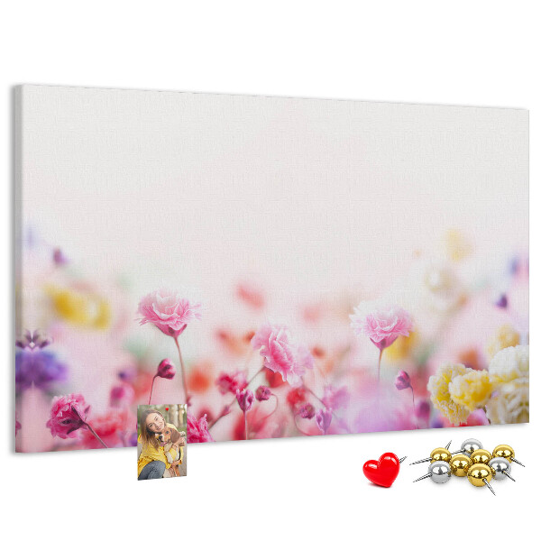 Tablero de corcho decorado con estampado floral en tonos pastel