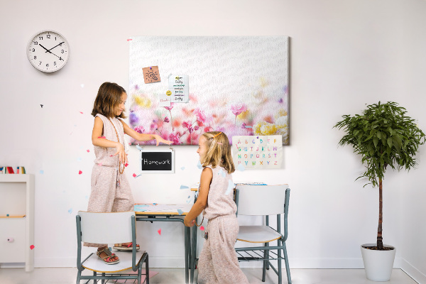 Tablero de corcho decorado con estampado floral en tonos pastel