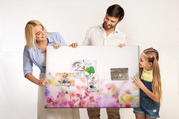 Tablero de corcho decorado con estampado floral en tonos pastel