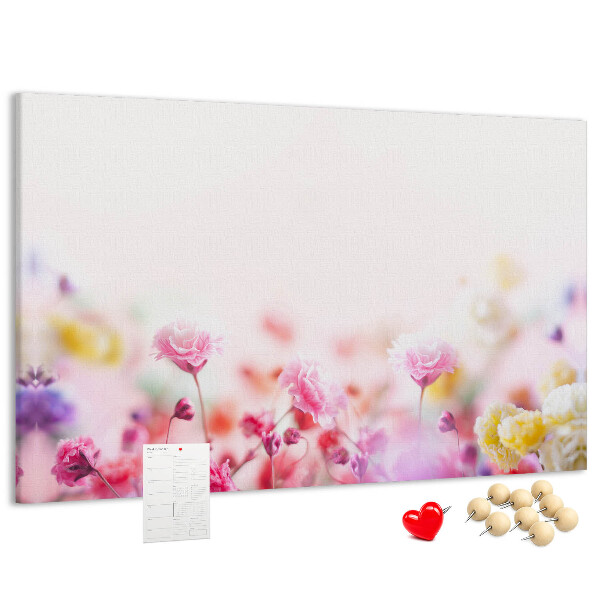 Tablero de corcho decorado con estampado floral en tonos pastel