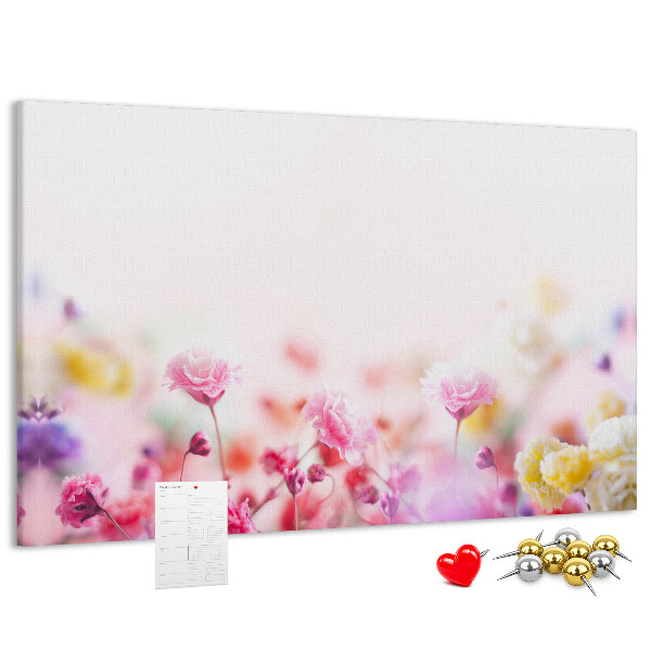 Tablero de corcho decorado con estampado floral en tonos pastel