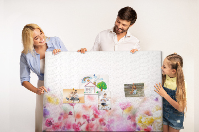 Tablero de corcho decorado con estampado floral en tonos pastel