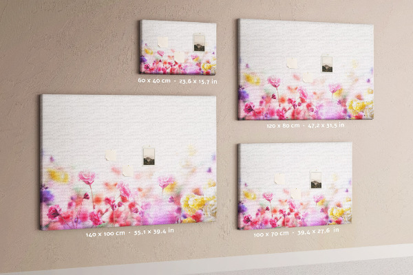 Tablero de corcho decorado con estampado floral en tonos pastel