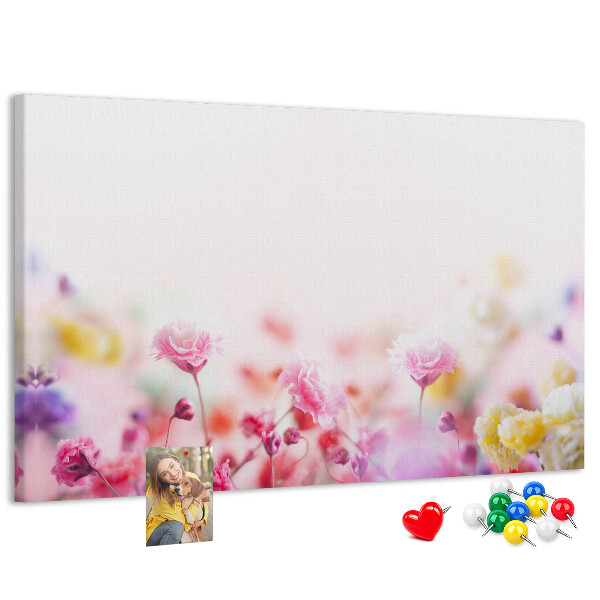 Tablero de corcho decorado con estampado floral en tonos pastel