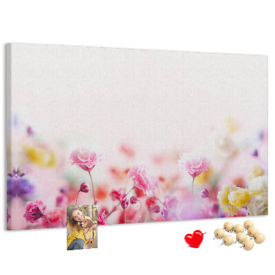 Tablero de corcho decorado con estampado floral en tonos pastel
