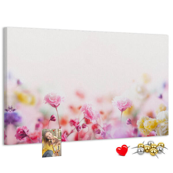 Tablero de corcho decorado con estampado floral en tonos pastel