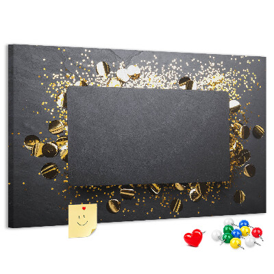 Tablero de anuncios con diseño de confeti dorado sobre fondo negro