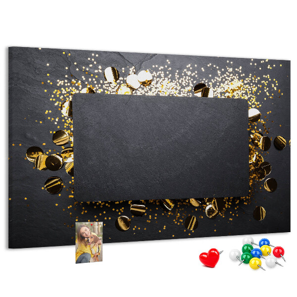 Tablero de anuncios con diseño de confeti dorado sobre fondo negro