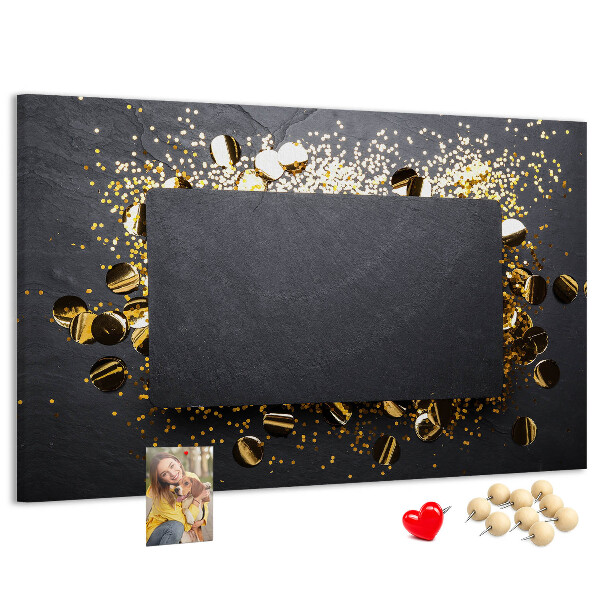 Tablero de anuncios con diseño de confeti dorado sobre fondo negro