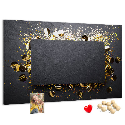 Tablero de anuncios con diseño de confeti dorado sobre fondo negro