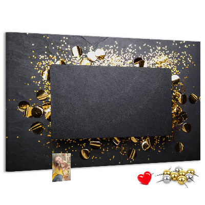 Tablero de anuncios con diseño de confeti dorado sobre fondo negro