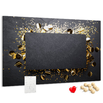Tablero de anuncios con diseño de confeti dorado sobre fondo negro