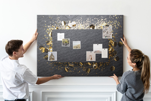 Tablero de anuncios con diseño de confeti dorado sobre fondo negro