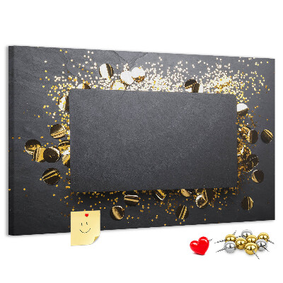 Tablero de anuncios con diseño de confeti dorado sobre fondo negro