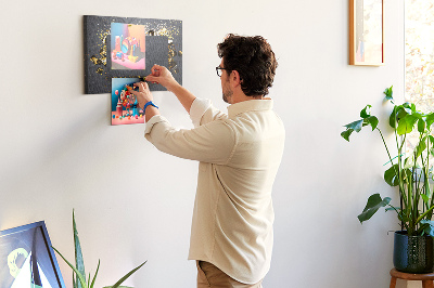 Tablero de anuncios con diseño de confeti dorado sobre fondo negro