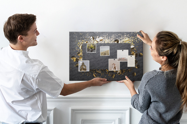 Tablero de anuncios con diseño de confeti dorado sobre fondo negro
