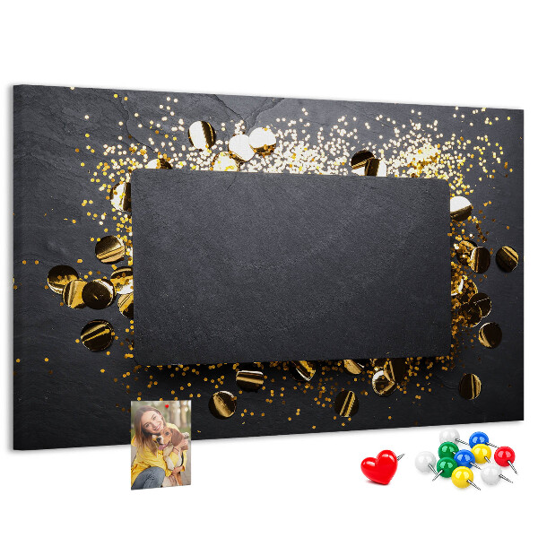 Tablero de anuncios con diseño de confeti dorado sobre fondo negro