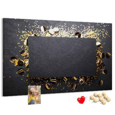 Tablero de anuncios con diseño de confeti dorado sobre fondo negro