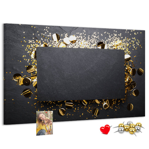 Tablero de anuncios con diseño de confeti dorado sobre fondo negro
