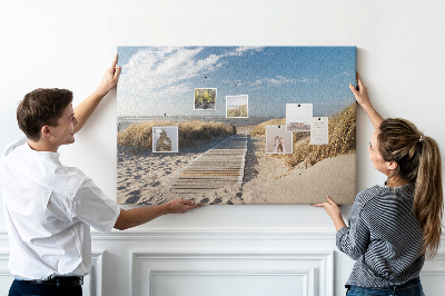 Pizarra de corcho con diseño de paisaje de playa bajo el sol de verano