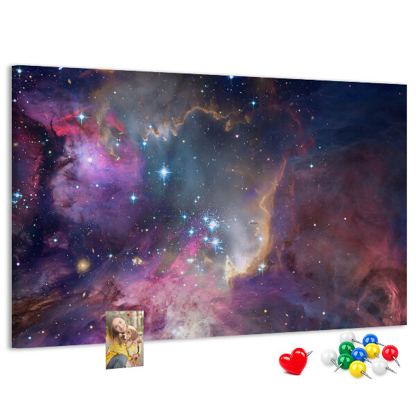 Tablero de corcho decorado con diseño de paisaje espacial de estrellas y nebulosas