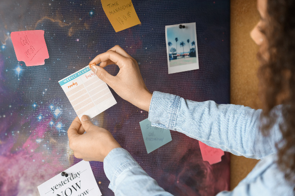 Tablero de corcho decorado con diseño de paisaje espacial de estrellas y nebulosas
