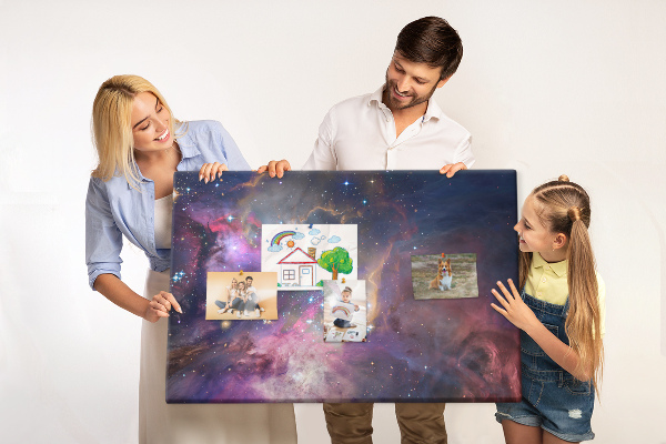 Tablero de corcho decorado con diseño de paisaje espacial de estrellas y nebulosas