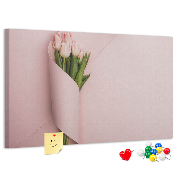 Tablero de anuncios con diseño de delicados tulipanes sobre fondo rosa