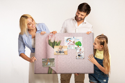 Tablero de anuncios con diseño de delicados tulipanes sobre fondo rosa