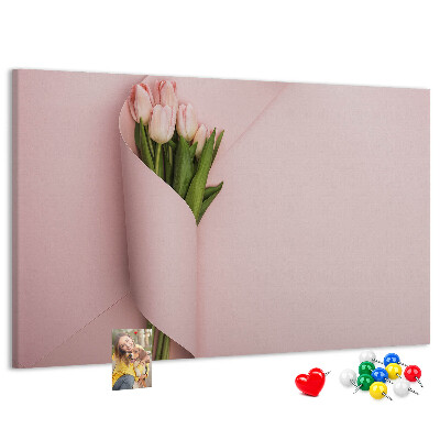 Tablero de anuncios con diseño de delicados tulipanes sobre fondo rosa