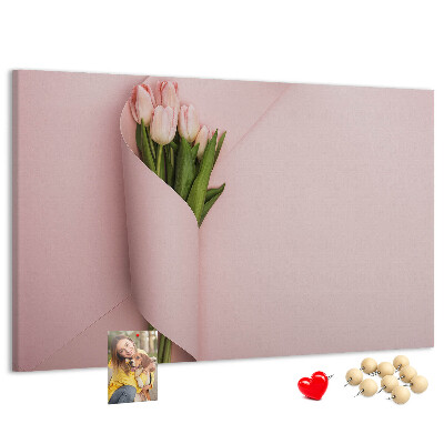 Tablero de anuncios con diseño de delicados tulipanes sobre fondo rosa