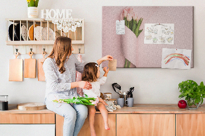 Tablero de anuncios con diseño de delicados tulipanes sobre fondo rosa