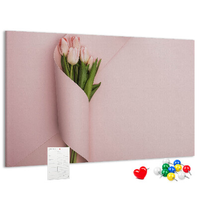 Tablero de anuncios con diseño de delicados tulipanes sobre fondo rosa