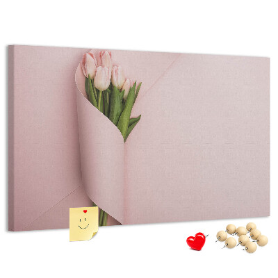 Tablero de anuncios con diseño de delicados tulipanes sobre fondo rosa