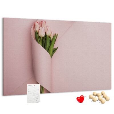 Tablero de anuncios con diseño de delicados tulipanes sobre fondo rosa
