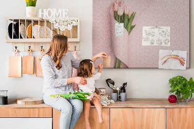 Tablero de anuncios con diseño de delicados tulipanes sobre fondo rosa