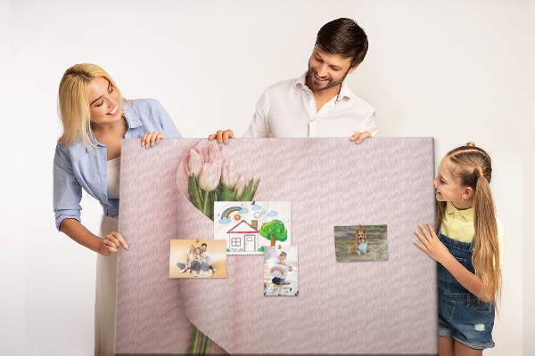 Tablero de anuncios con diseño de delicados tulipanes sobre fondo rosa