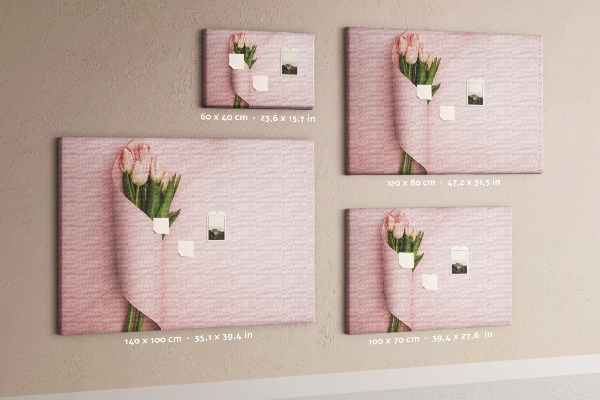 Tablero de anuncios con diseño de delicados tulipanes sobre fondo rosa