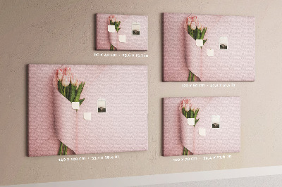 Tablero de anuncios con diseño de delicados tulipanes sobre fondo rosa