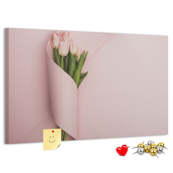Tablero de anuncios con diseño de delicados tulipanes sobre fondo rosa
