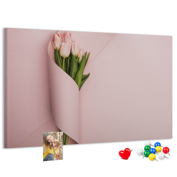 Tablero de anuncios con diseño de delicados tulipanes sobre fondo rosa