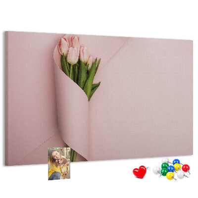 Tablero de anuncios con diseño de delicados tulipanes sobre fondo rosa