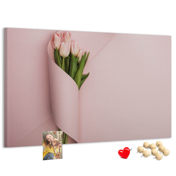 Tablero de anuncios con diseño de delicados tulipanes sobre fondo rosa