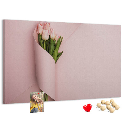 Tablero de anuncios con diseño de delicados tulipanes sobre fondo rosa