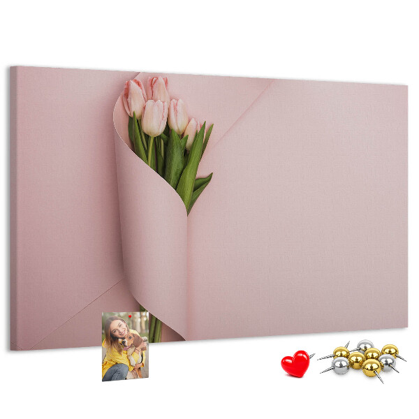 Tablero de anuncios con diseño de delicados tulipanes sobre fondo rosa