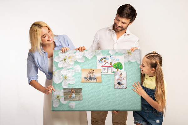Tablero de corcho decorativo con motivos florales sobre fondo pastel