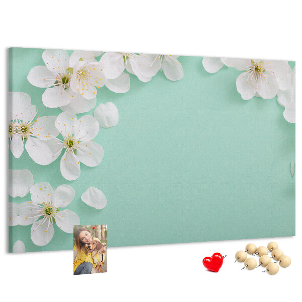 Tablero de corcho decorativo con motivos florales sobre fondo pastel