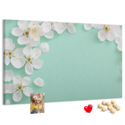 Tablero de corcho decorativo con motivos florales sobre fondo pastel